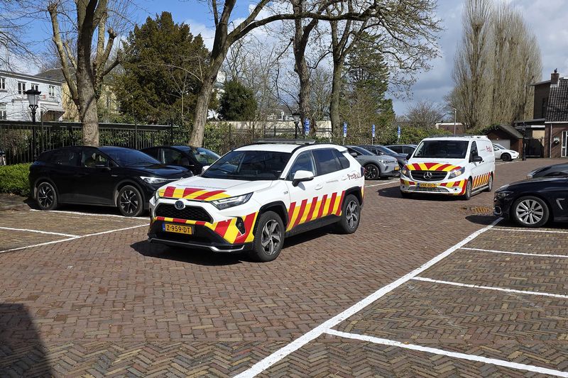 Museumlocomotief 605 van het Spoorwegmuseum herspoord door Incidentenbestrijders van ProRail